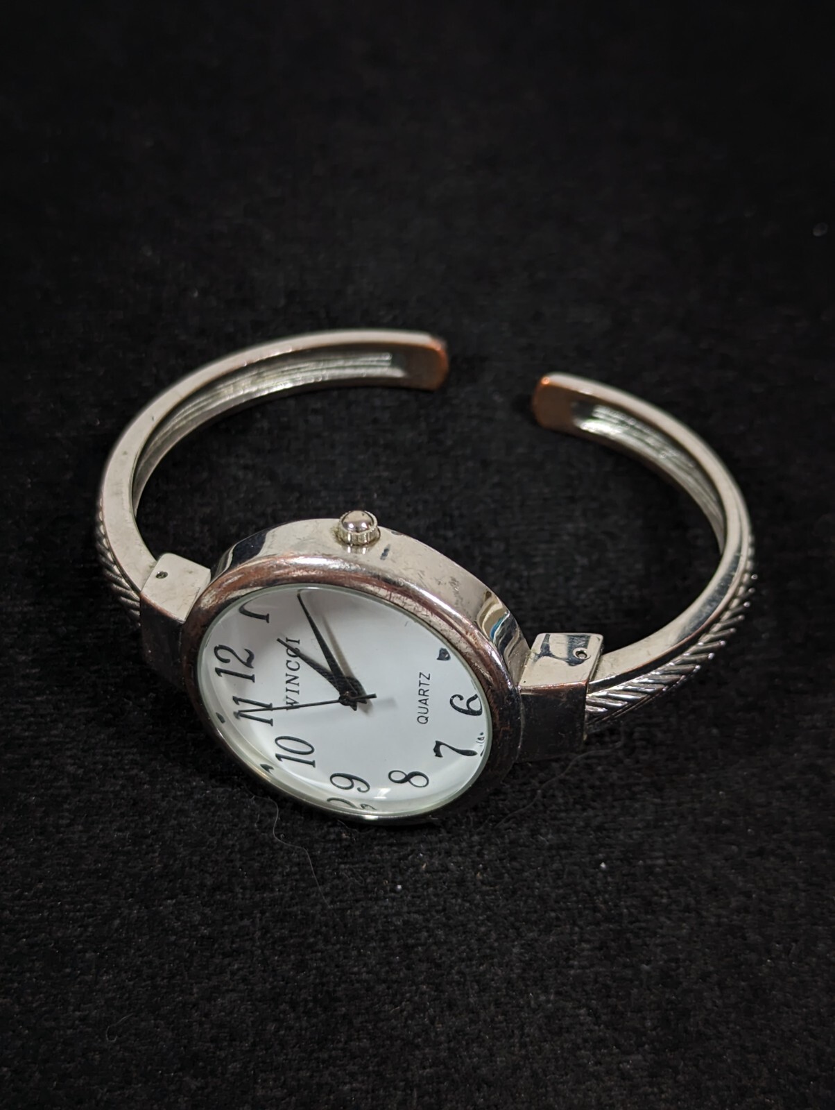Wincci White Dial Round Silver Tone Case Hinge Bracelet Band Watch