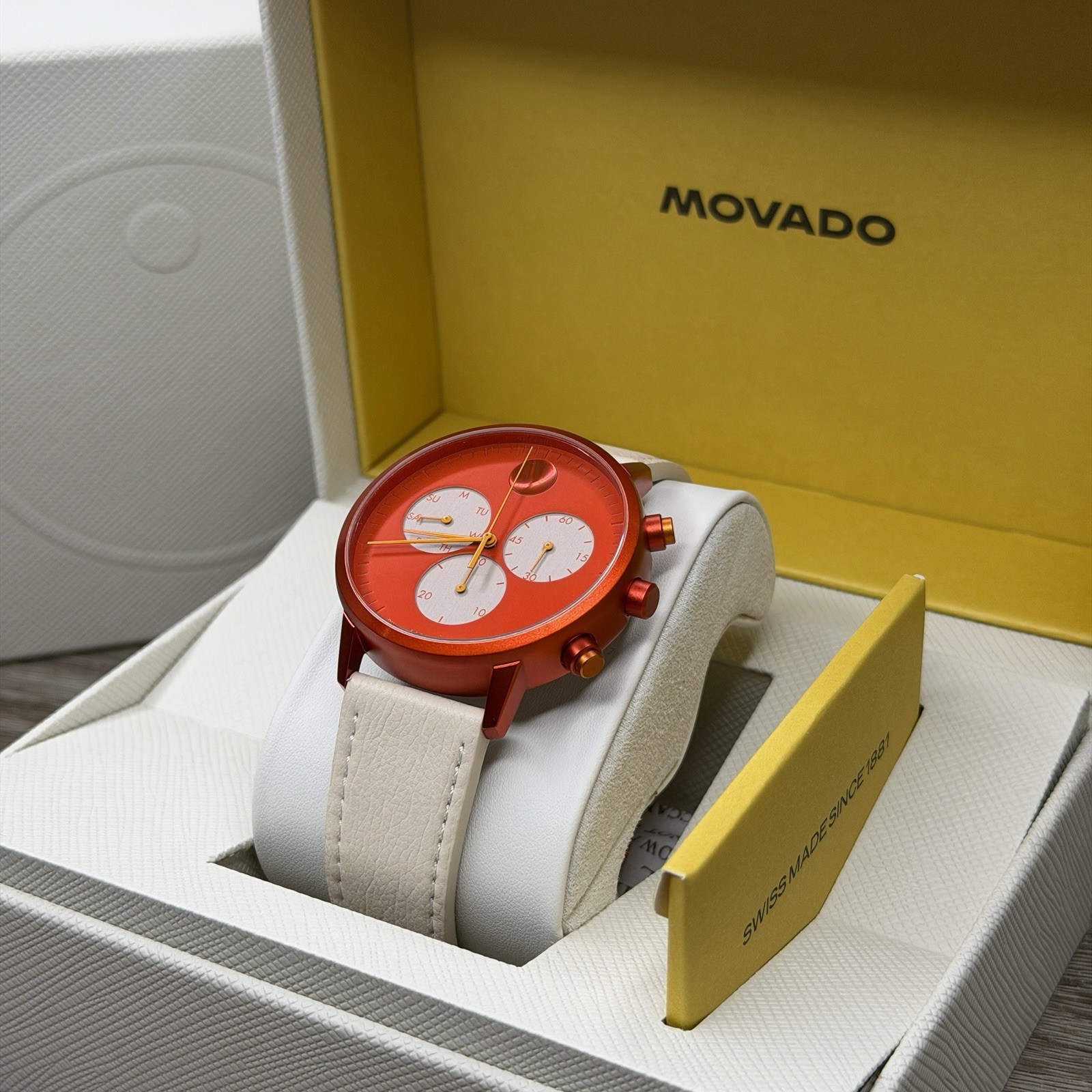 NEW✅SWISS✅ Movado FACE Red Dial Cream Leather Chrono Aluminum Men Watch 3640150