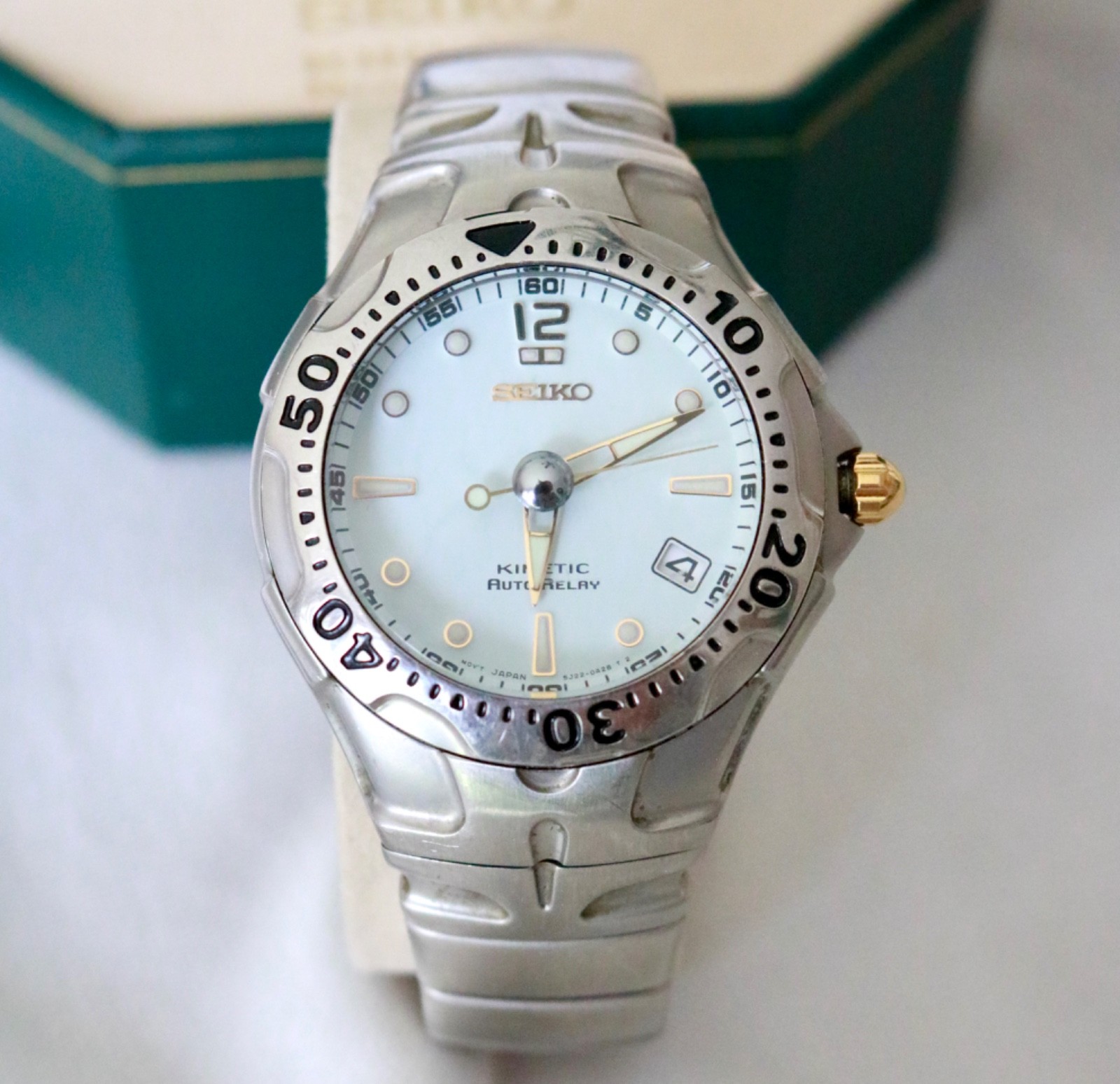 SEIKO – Kinetic Auto Relay 5J22-0A50 White Dial Japan Movement 20 Bar Water Res