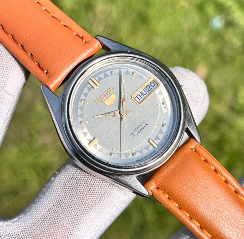 Vintage Seiko 5 Automatic Gradient Dial Japan Made Men’s Watch 7009-6001