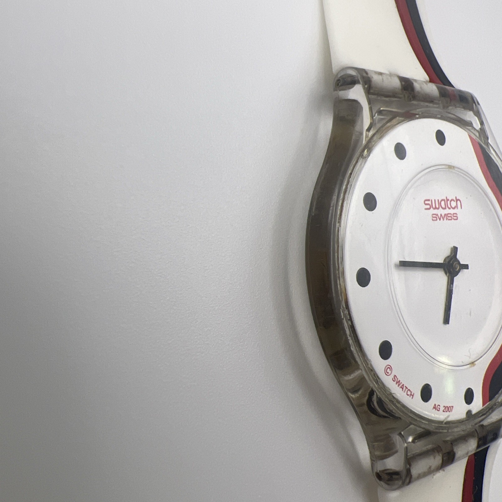Swatch Skin SENSUAL STREET Ultra Thin White 34mm Watch SFK307 2007 Case
