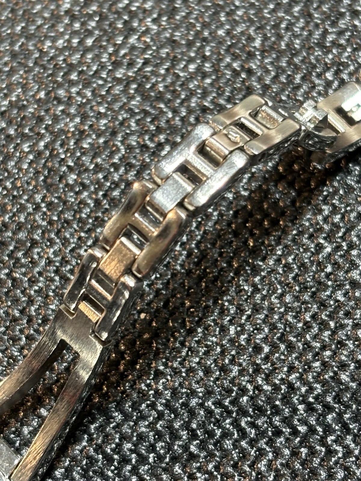 Guess Women’s Dress Watch Silver Tone Gemmed Bezel Light Pink Dial New Bat