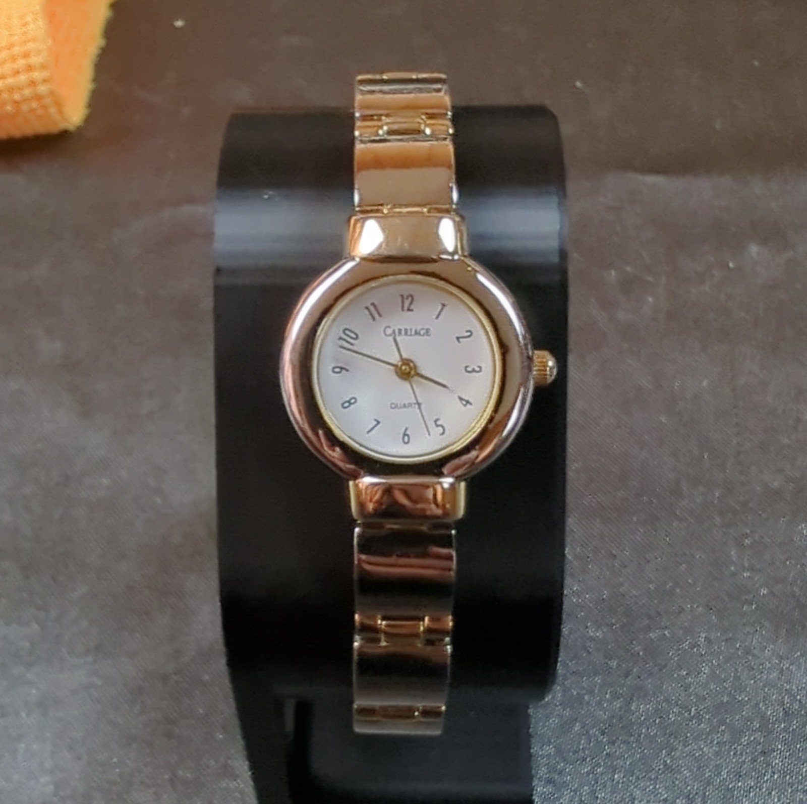 Carriage Quartz Wristwatch Gold Silver Metal Band Round White Dial