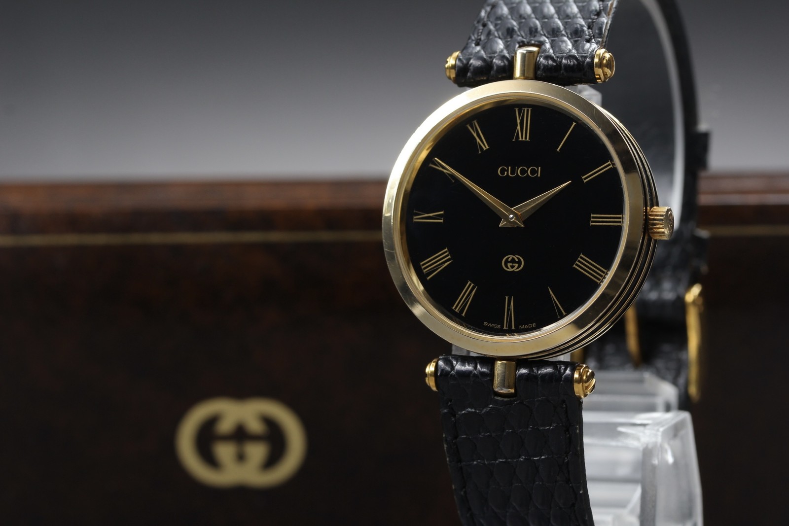 [Near MINT w/Box] Vintage GUCCI 2000M 30mm Black Roman Gold Quartz Men’s Watch