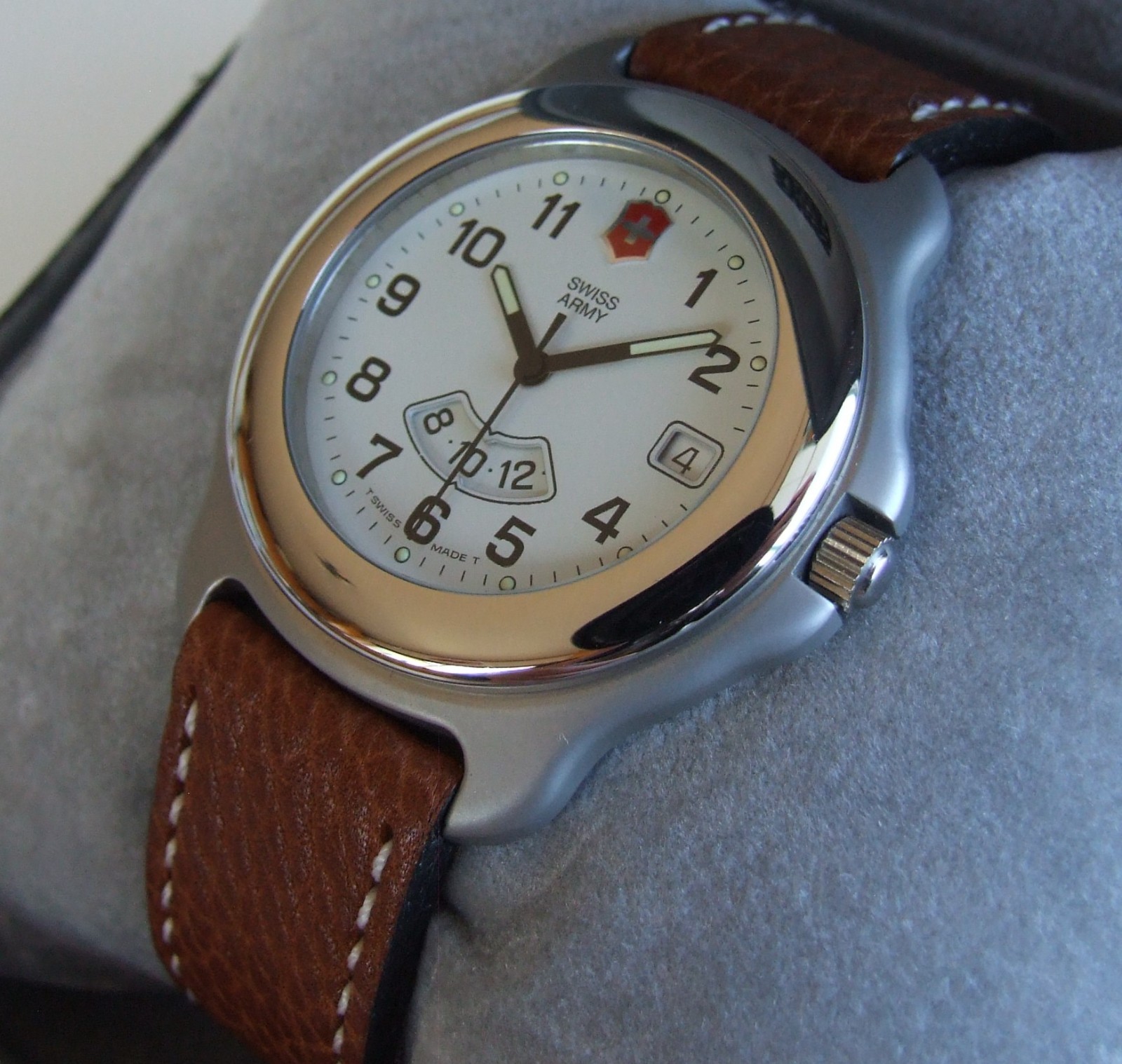 RARE NOS SWISS ARMY+Mens ClaSSiC OFFICERS 1884 DUAL TIME GMT+Cream Dial=Full Set