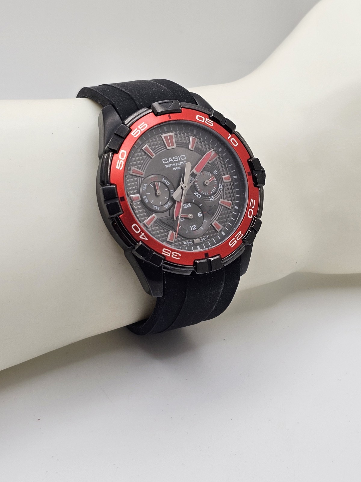 2013 Casio Quartz MTD-1069 Men Multifunction Daydate Watch Red Bezel Curved Band