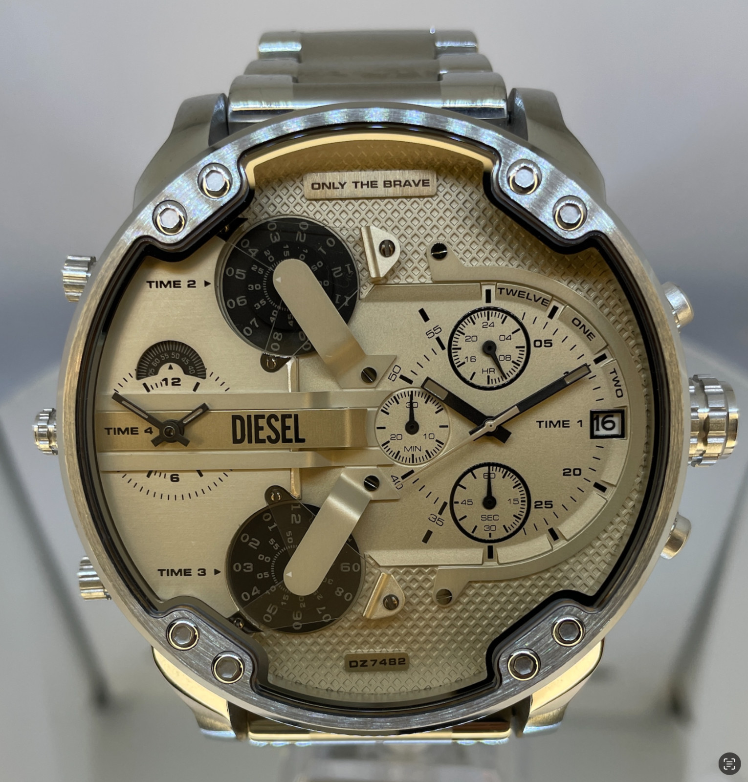 2025 Brand New Diesel Mr. Daddy 2.0 watch features a white sunray dial DZ7482