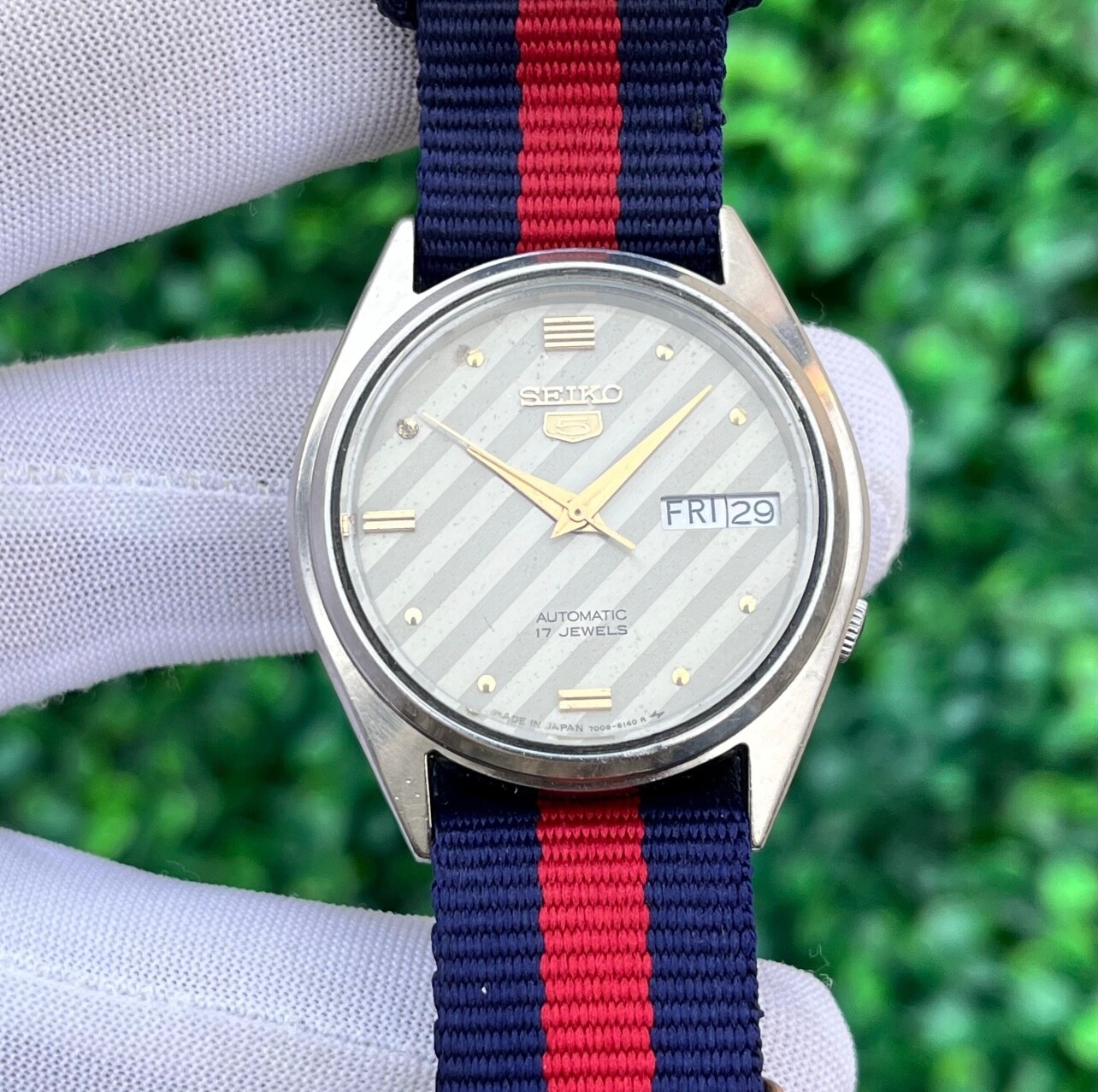 Vintage Seiko 5 Automatic “Linen Textured Dial” Japan Made Men’s Watch 7009-6001