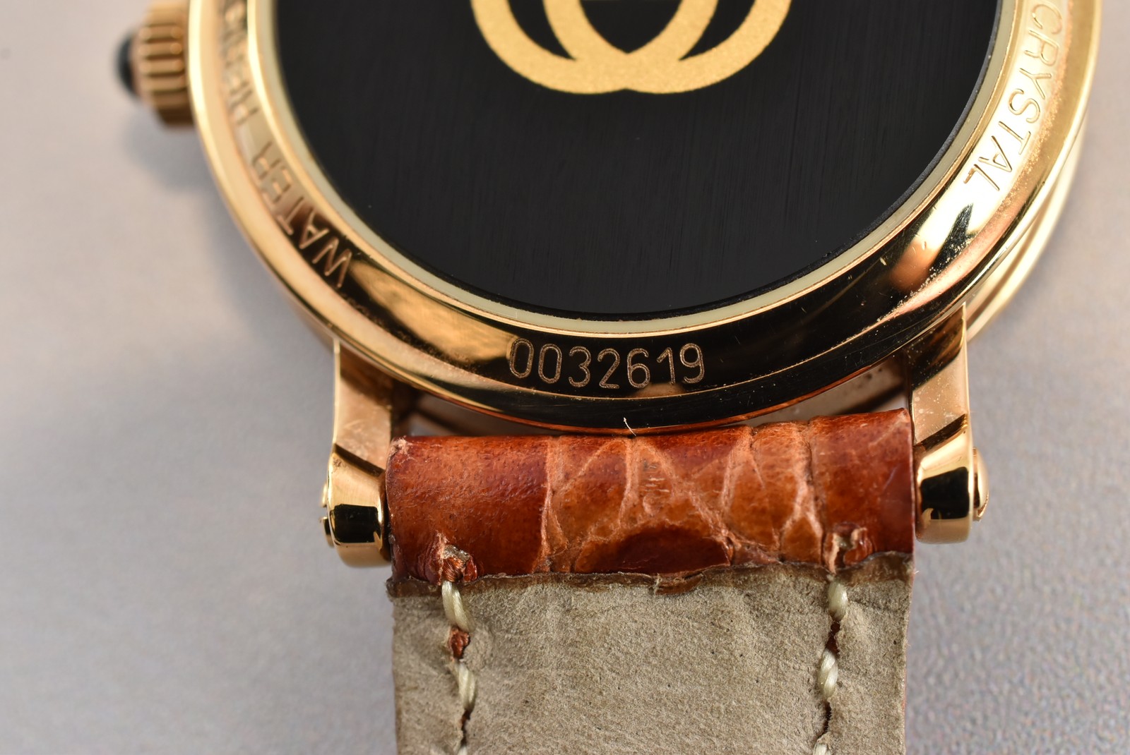 N MINT Gucci 7200L Swiss Made Gold Women Roman Dial Date Quartz Watch