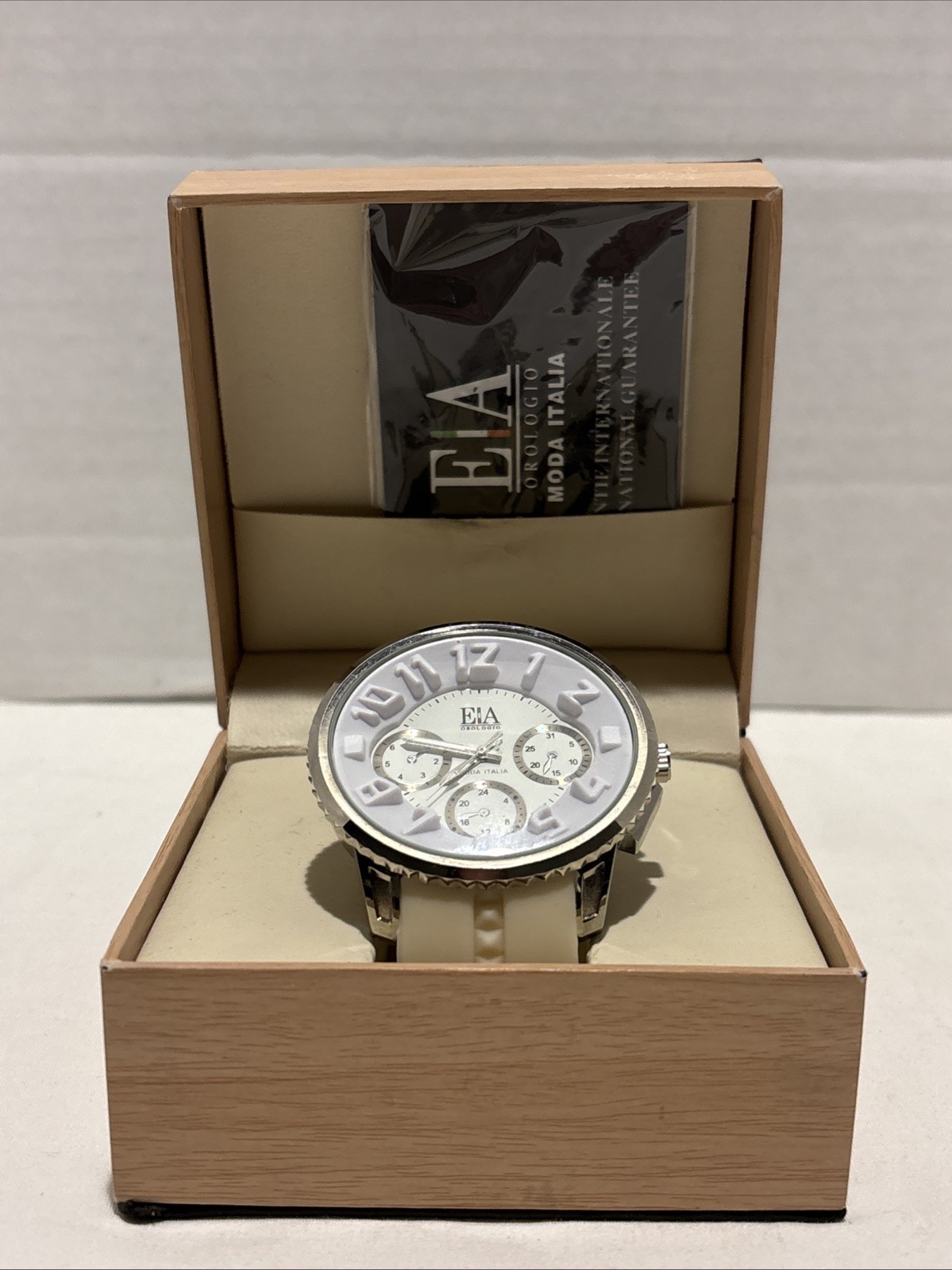 Great Condition EA Orologio Itailian Cream/White Watch No.7007 ** NEW BATTERY**