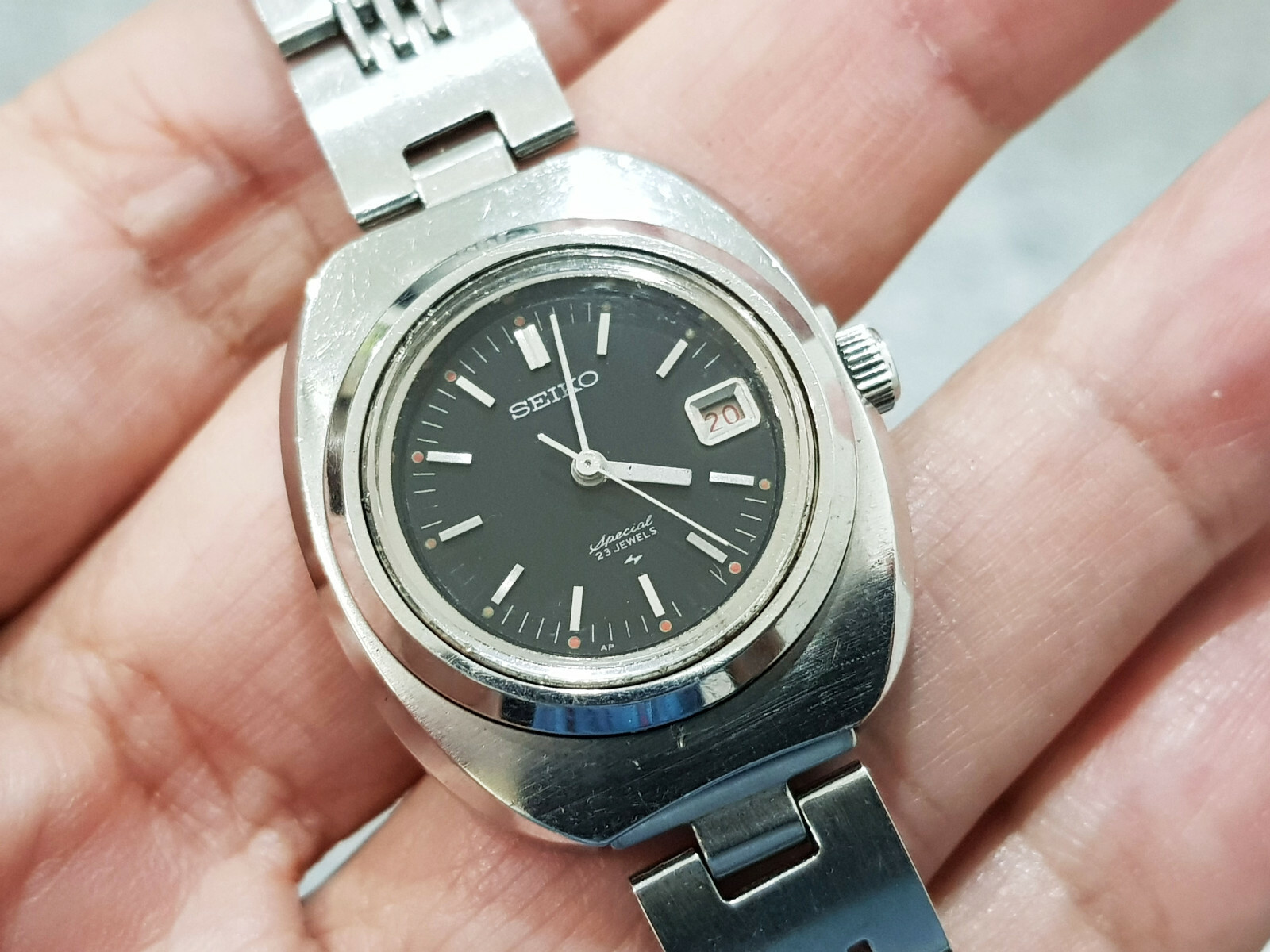 VINTAGE SEIKO SPECIAL WIND UP 2202-0090 LADYS BLACK DIAL.