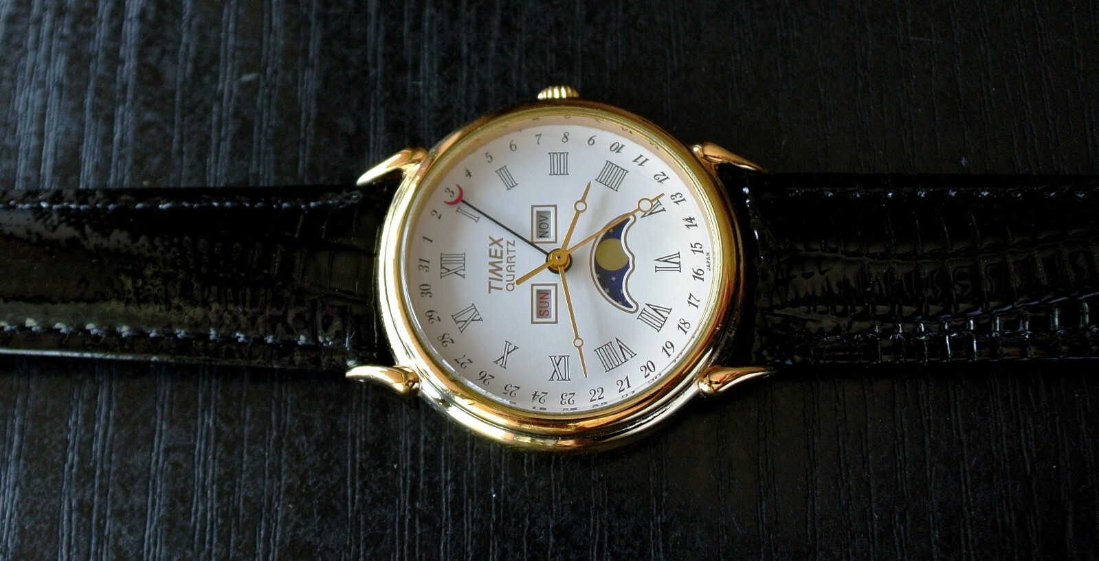 VINTAGE TIMEX TRIPLE DATE MOON PHASE DIAL QUARTZ MEN’S GOLDEN BLACK DRESS WATCH