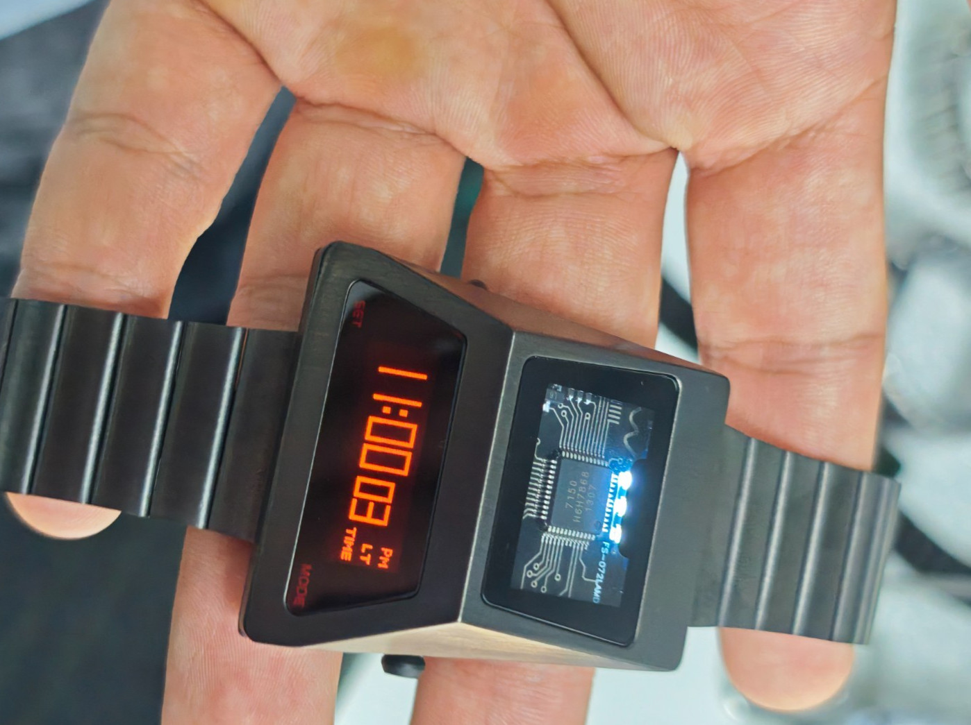 BenlyDesign Cyber Chip Window Retro-Futuristic Digital Watch S3000-C
