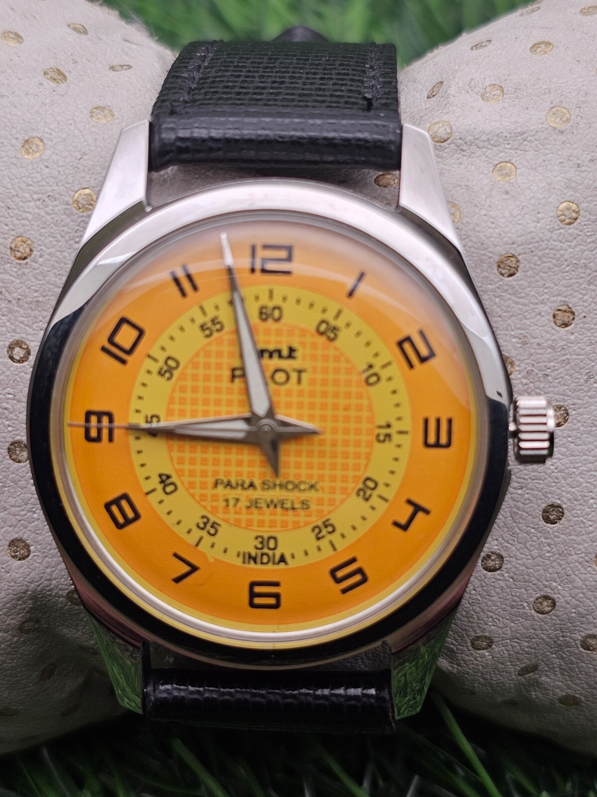 Beautiful Mens HMT Pilot Parashock Mechanical Wind 17J Watch Yellow Dial