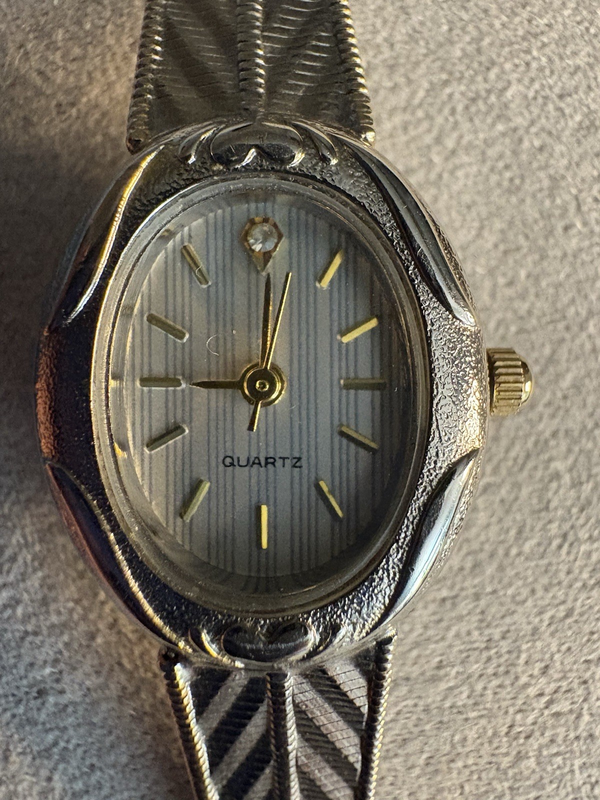 VTG AWCLAIL 022508 Ladies Two-Tone Watch Faux Diamond Accent Chevron Mesh 7.