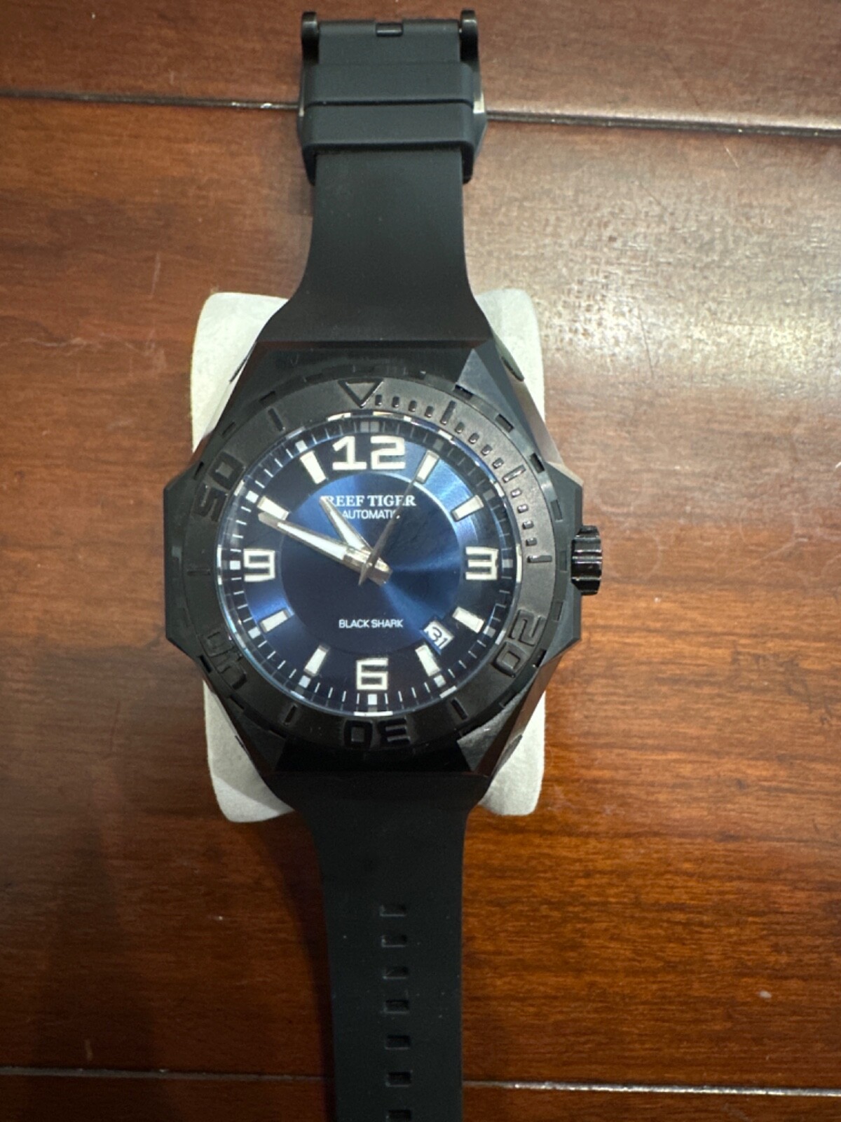 Reef Tiger Black Shark mens watch