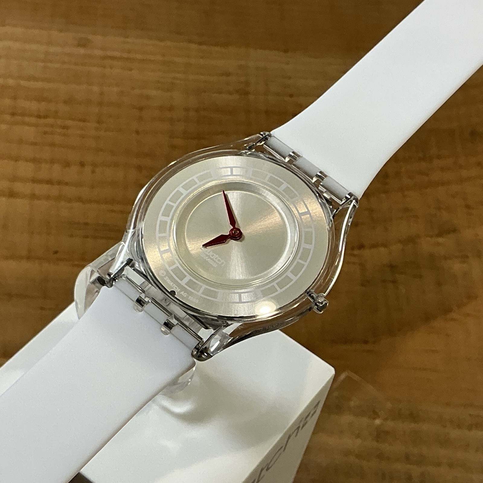 Skin – Ultra Thin – Champagne Dial / Red Hands – 34mm