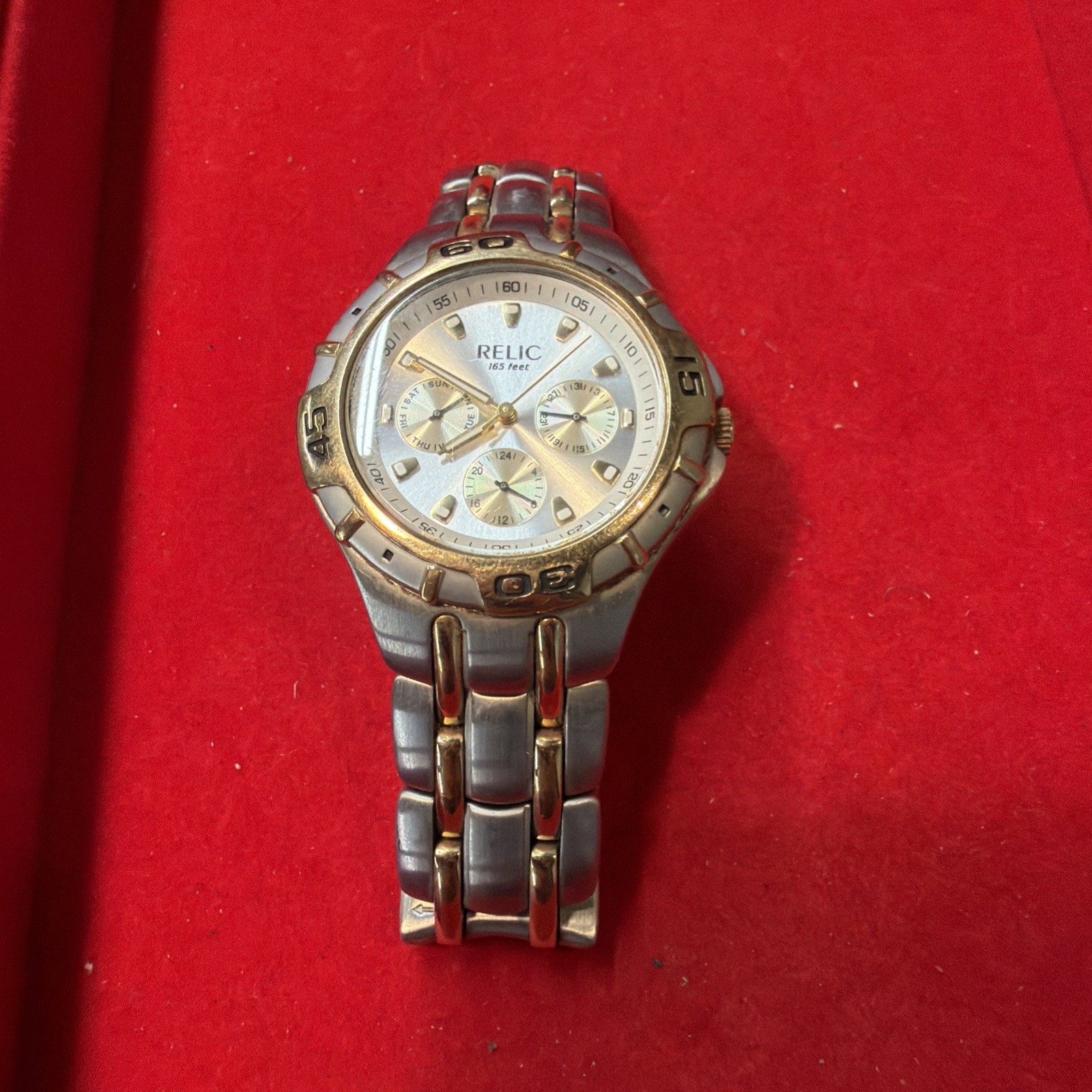 Relic Wet Watch 165 Feet Water Resistance Sliver And Gold needs new battery