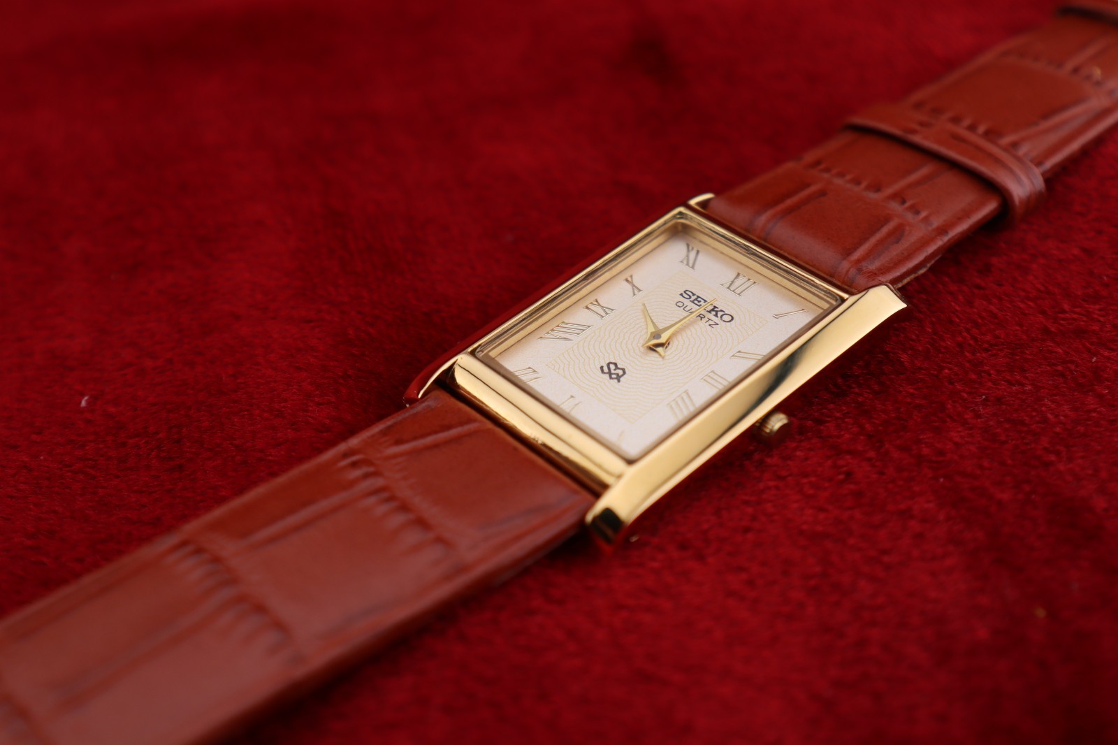 ⌚✨ Vintage Seiko Slim Quartz Gentlemen’s Gold Dial ,Light Brown Dress Watch