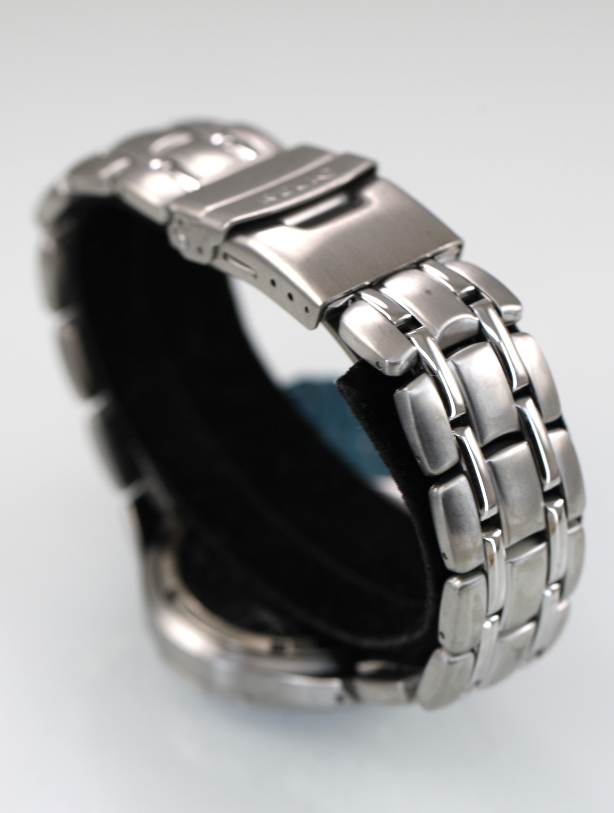 Relic Wet Watch Men Silver Stainless Steel Light 50m Date Blue Yellow Quartz