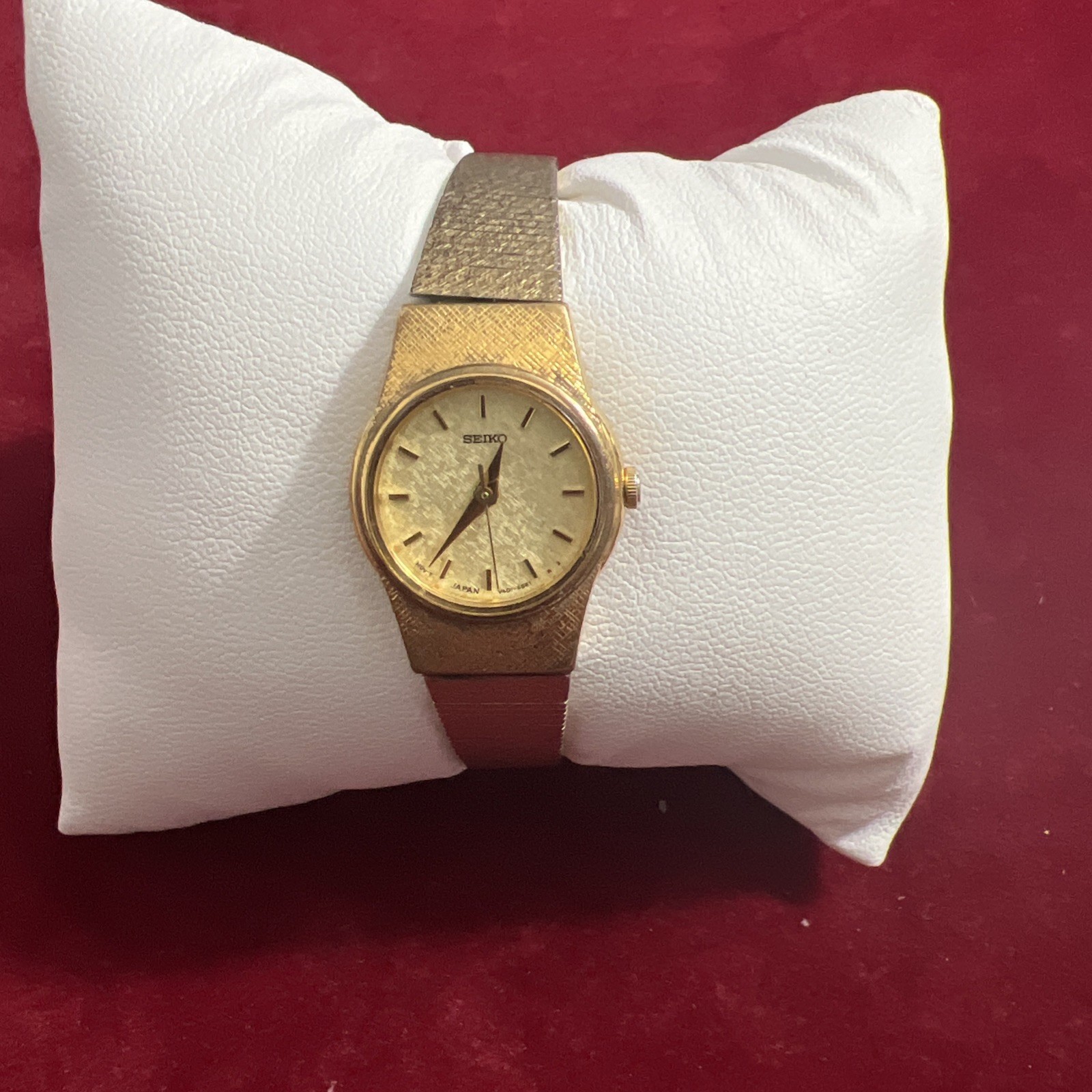 Seiko watch Women 19mm Champagne Dial Gold Tone Round V401-1819 Quartz