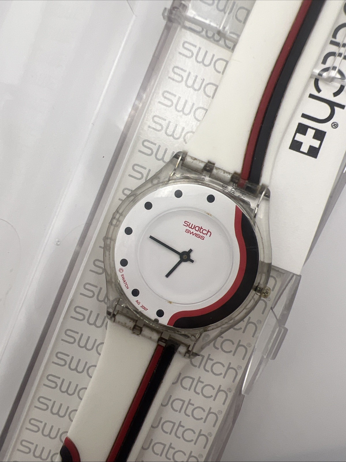 Swatch Skin SENSUAL STREET Ultra Thin White 34mm Watch SFK307 2007 Case