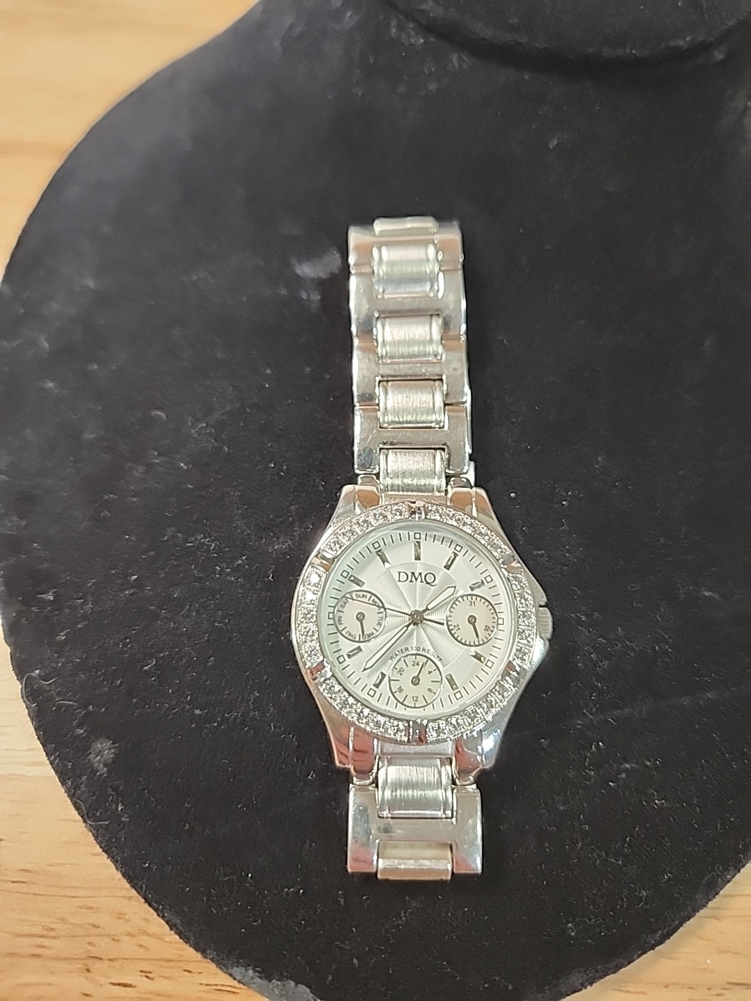 DMQ CZ Women’s Ladies Silver Tone Watch Crystal Bezel Quartz needs battery