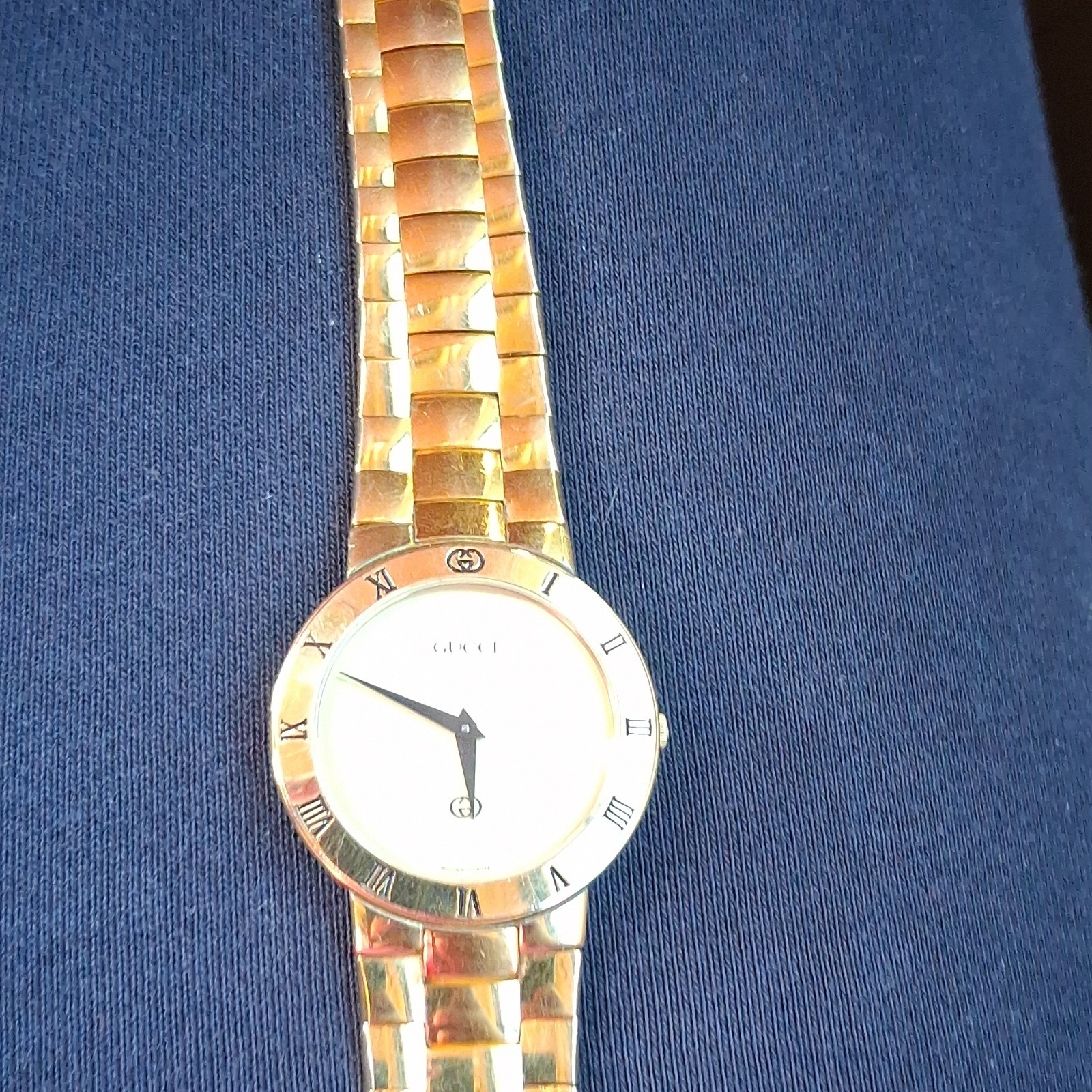 1985 Gucci Gold Tone Round Analog Roman Numerals White Dial Bracelet